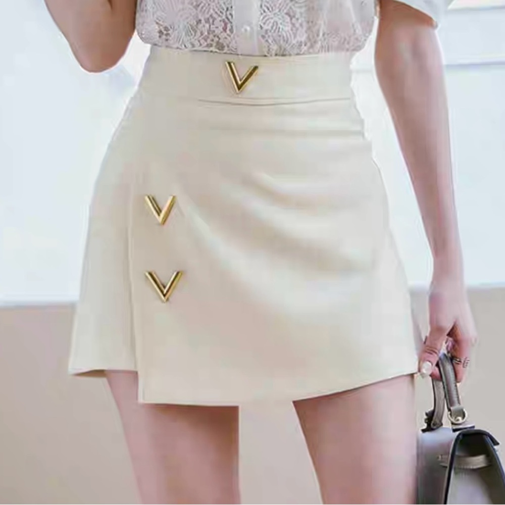 White Mini skirt/skort with gold tone V-Shaped hardware, size Medium